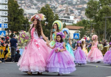 Funchal; Madeira; Portekiz - 22 Nisan; 2018: bir grup insan renkli kostümleri dans Madeira çiçek Festivali geçit töreninde Funchal, Madeira Adası üzerinde. Portekiz.