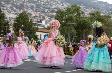 Funchal; Madeira; Portekiz - 22 Nisan; 2018: bir grup insan renkli kostümleri dans Madeira çiçek Festivali geçit töreninde Funchal, Madeira Adası üzerinde. Portekiz.