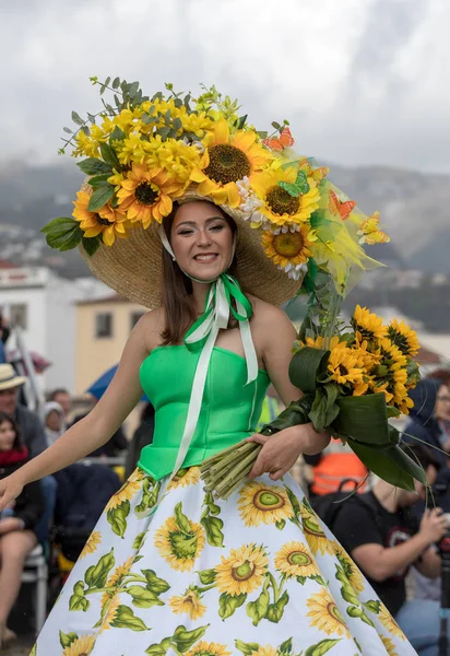 Funchal Madeira Portugal April 2018 Woman Colorful Dress Sunflowers Motifs — Stock Photo, Image