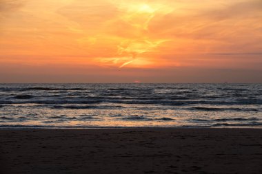 Deniz turuncu gökyüzü karşı doğal görünümü