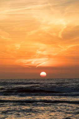 Deniz turuncu gökyüzü karşı doğal görünümü