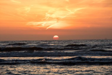 Deniz turuncu gökyüzü karşı doğal görünümü