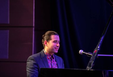 Krakow, Polonya - 21 Ekim 2019: Alfredo Rodriguez ve Richard Bona Manggha Japon Sanat ve Teknoloji Müzesi 'nde sahnede