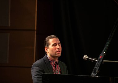 Krakow, Polonya - 21 Ekim 2019: Alfredo Rodriguez ve Richard Bona Manggha Japon Sanat ve Teknoloji Müzesi 'nde sahnede