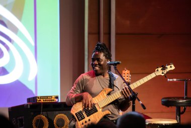 Krakow, Polonya - 21 Ekim 2019: Alfredo Rodriguez ve Richard Bona Manggha Japon Sanat ve Teknoloji Müzesi 'nde sahnede