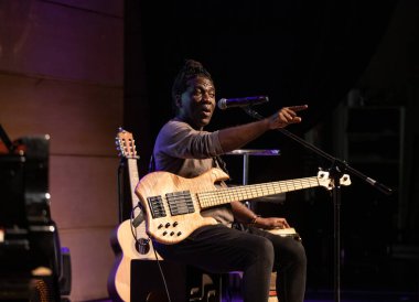 Krakow, Polonya - 21 Ekim 2019: Alfredo Rodriguez ve Richard Bona Manggha Japon Sanat ve Teknoloji Müzesi 'nde sahnede