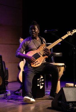 Krakow, Polonya - 21 Ekim 2019: Alfredo Rodriguez ve Richard Bona Manggha Japon Sanat ve Teknoloji Müzesi 'nde sahnede