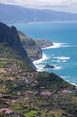 Kuzey kıyısındaki Arco De So Jorge Madeira, Miradouro Beira da Quinta, Madeira, Portekiz 'den görüldü.