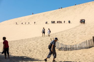 Pilat Kum tepesi, Fransa - 10 Eylül 2018: Avrupa 'nın en uzun kum tepesi olan Pilat Kum tepesinde yürüyen insanlar. La Teste-de-Buch, Arcachon Körfezi, Aquitaine, Fransa 