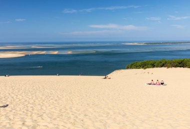 Pilat Kumulu, Fransa - 10 Eylül 2018: Avrupa 'nın en uzun kum tepesi olan Pilat Kumulundaki İnsanlar. La Teste-de-Buch, Arcachon Körfezi, Aquitaine, Fransa 