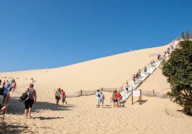 Dune Pilat, Fransa - Eylül 10,2018: Dune du Pilat, Aquitaine, Fransa Avrupa tırmanma insanlar 