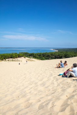 Pilat Kumulu, Fransa - 10 Eylül 2018: Avrupa 'nın en uzun kum tepesi olan Pilat Kumulundaki İnsanlar. La Teste-de-Buch, Arcachon Körfezi, Aquitaine, Fransa 