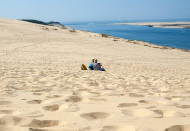 Avrupa 'nın en uzun kum tepesi olan Pilat Dune' daki çift. La Teste-de-Buch, Arcachon Körfezi, Aquitaine, Fransa 