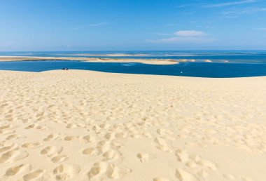 Avrupa 'nın en uzun kum tepeciği olan Pilat Kumulundan bir görüntü. La Teste-de-Buch, Arcachon Körfezi, Aquitaine, Fransa 