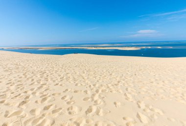 Avrupa 'nın en uzun kum tepeciği olan Pilat Kumulundan bir görüntü. La Teste-de-Buch, Arcachon Körfezi, Aquitaine, Fransa 