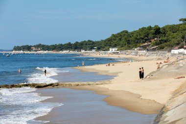 Arcachon, Fransa - 10 Eylül 2018: İnsanlar güneşli bir gün Arcachon, Fransa için kum plajındaki tadını çıkarıyor