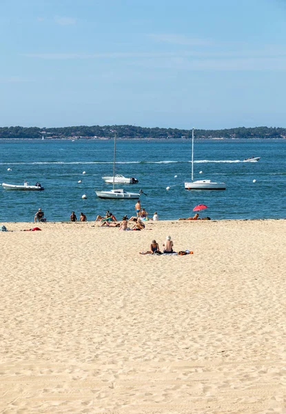 Аркашон Франція Вересня 2018 Люди Користуються Сонячний День Піщаному Пляжі — стокове фото
