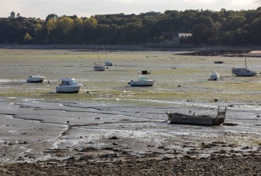 Cancale 'in ünlü istiridye üretim kasabası Brittany, Fransa' da sahilde karada kayıklar.,