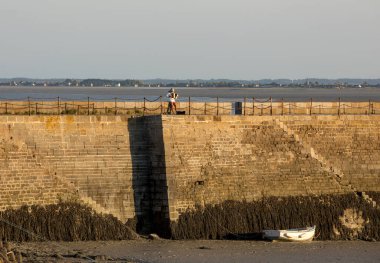 Cancale, Fransa - 13 Eylül 2018: Cancale, Brittany, Fransa 'da akordiyoncu