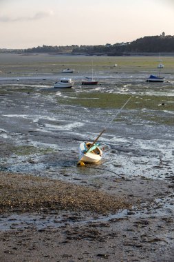 Cancale 'in ünlü istiridye üretim kasabası Brittany, Fransa' da sahilde karada kayıklar.,