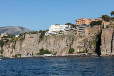  Ev ve Otel Sorrento kayalıklarla üzerinde görünümünü. Napoli Körfezi, Campania, İtalya