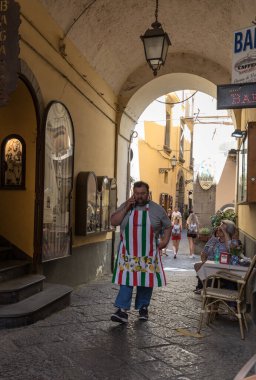 Sorrento, İtalya - 12 Haziran 2017: Sorrento, Campania, İtalya 'nın dar sokaklarında büyüleyici bir kafe