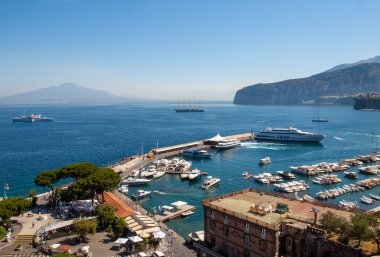 Sorrento, İtalya - 13 Haziran 2017: Görünümü üzerinde Marina ve Napoli Körfezindeki, Sorrento, Napoliten Riviera, İtalya