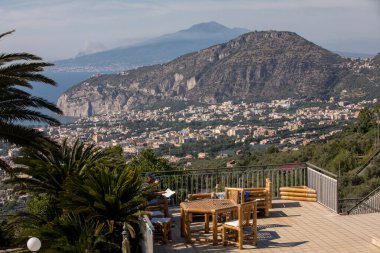  Sorrento, Vesuvio ve Napoli Körfezi havadan görünümü. Amalfi Sahili. İtalya