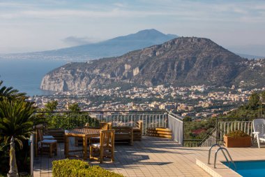  Sorrento, Vesuvio ve Napoli Körfezi havadan görünümü. Amalfi Sahili. İtalya