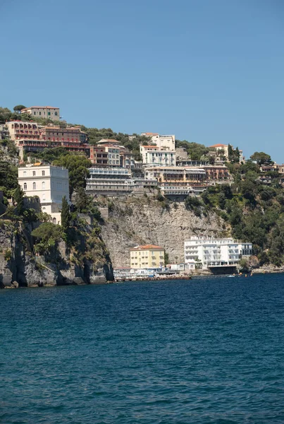 Veduta Delle Case Degli Hotel Sulle Scogliere Sorrento Golfo Napoli — Foto Stock