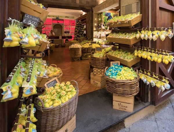 Sorrento Italië Juni 2017 Lemon Gerelateerde Producten Een Souvenirwinkel Sorrento — Stockfoto