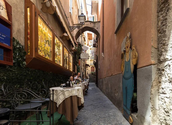 意大利索伦托 2017年6月12日 意大利坎帕尼亚索伦托狭窄街道上的一家迷人咖啡馆 — 图库照片