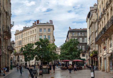 Bordeaux, Fransa - 9 Eylül 2018: Fransa'nın Bordeaux şehir merkezindeki bir sokakta ki l binalarının cephesi. Bu binalar Fransız mimarisinin tipik bir 