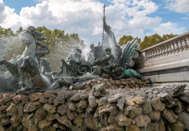  Esplanade des Quinconces, Bordeaux 'daki Girondins Anıtı' nın çeşmesi. Fransa