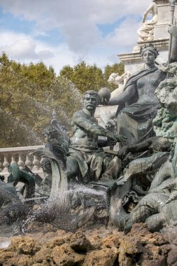  Esplanade des Quinconces, Bordeaux 'daki Girondins Anıtı' nın çeşmesi. Fransa