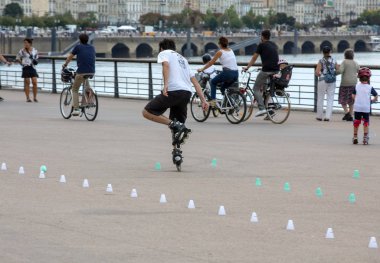 Bordeaux, Fransa - 9 Eylül 2018: Fransa 'nın Bordeaux kentindeki Quai Louis XVIII' te patenci akrobasi yapıyor.