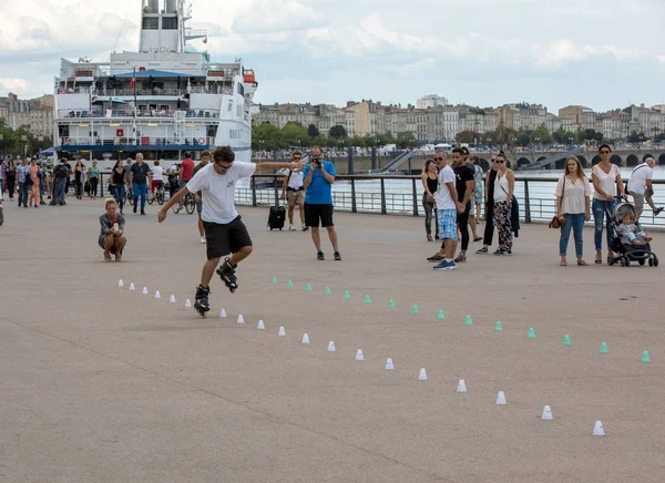 Bordeaux Francja Września 2018 Roller Skater Wykonuje Akrobacje Quai Louis — Zdjęcie stockowe