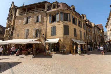 Sarlat, Fransa - 2 Eylül 2018: Place du Peyrou Sarlat la Caneda Dordogne bölümü, Aquitaine, Fransa içinde çevreleyen tarihi evleri