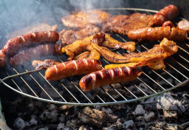 Sağlıksız ama lezzetli ızgara sosis ve et.