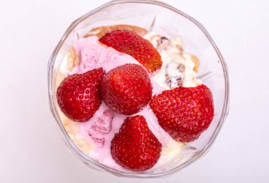 Dondurma ve beyaz arka planda izole edilmiş taze olgun çilekler. 