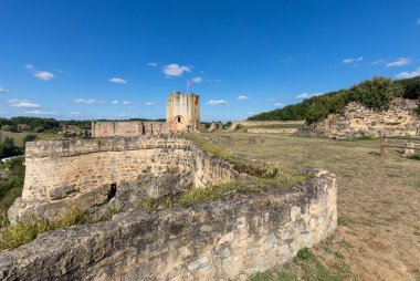 Dordogne Vadisi, Aquitaine, Fransa 'daki Carlux kalesinin kalıntıları. 