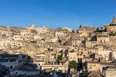 Sassi di Matera 'nın manzarası. Matera şehrinin tarihi bir bölgesidir. Eski mağara evleri ile ünlüdür. Basilicata. İtalya