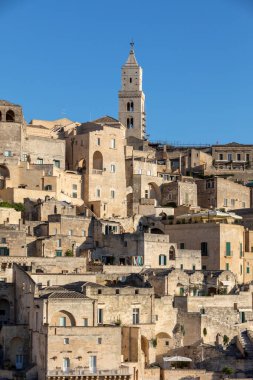 Sassi di Matera 'nın manzarası. Matera şehrinin tarihi bir bölgesidir. Eski mağara evleri ile ünlüdür. Basilicata. İtalya