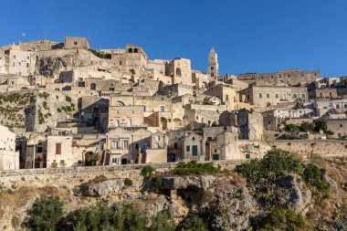 Sassi di Matera 'nın manzarası. Matera şehrinin tarihi bir bölgesidir. Eski mağara evleri ile ünlüdür. Basilicata. İtalya