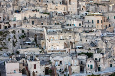 Sassi di Matera 'nın manzarası. Matera şehrinin tarihi bir bölgesidir. Eski mağara evleri ile ünlüdür. Basilicata. İtalya