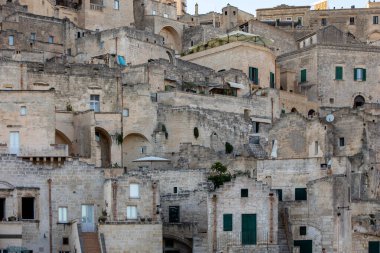 Sassi di Matera 'nın manzarası. Matera şehrinin tarihi bir bölgesidir. Eski mağara evleri ile ünlüdür. Basilicata. İtalya