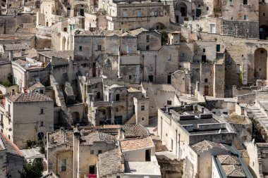 Sassi di Matera 'nın manzarası. Matera şehrinin tarihi bir bölgesidir. Eski mağara evleri ile ünlüdür. Basilicata. İtalya