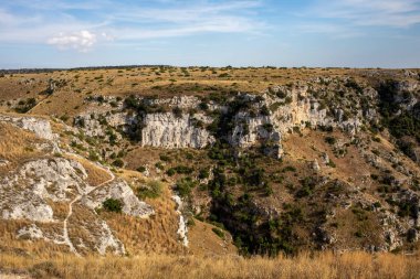 Gravina nehir kanyonu manzarası ve Matera Rupestrian Kiliseleri parkı, antik Matera (Sassi), Basilicata, İtalya yakınlarındaki di Murgia Timone mağaralarında evler.