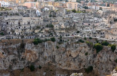 Sassi di Matera 'nın panoramik manzarası Matera şehrinin tarihi bir bölgesidir. Belvedere di Murgia Timone, Basilicata, İtalya' daki antik mağara evleri ile ünlüdür. 