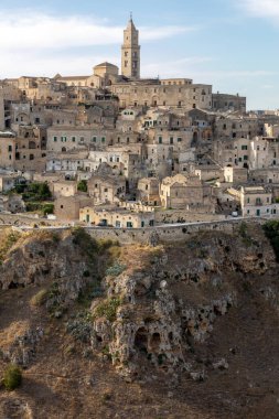 Sassi di Matera 'nın panoramik manzarası Matera şehrinin tarihi bir bölgesidir. Belvedere di Murgia Timone, Basilicata, İtalya' daki antik mağara evleri ile ünlüdür. 